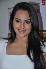 Sonakshi Sinha promotes Joker on the sets of ZEE Lil Masters in Famous on 20th Aug 2012 (18).JPG